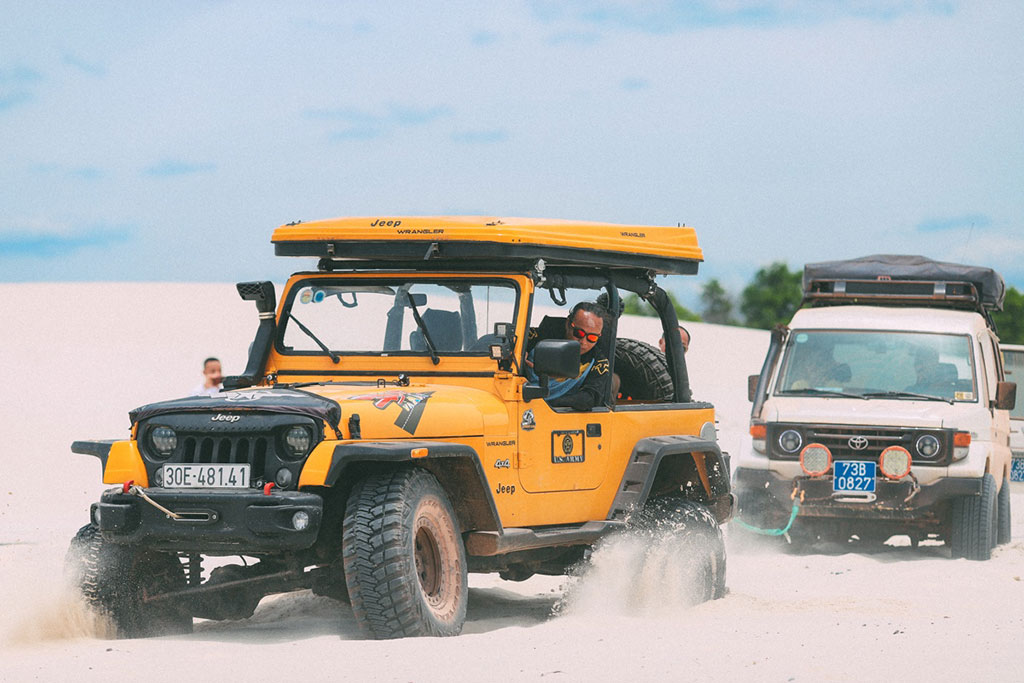 Đoàn xe Jeep của “Đi và Hát” gặp sự cố sa lầy tại đồi cát Quảng Bình (Ảnh: NVCC)