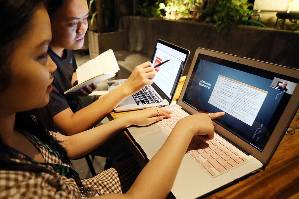 Du học sinh Úc học trực tuyến tại Việt Nam do ảnh hưởng của dịch Covid-19 ẢNH: ĐẬU TIẾN ĐẠT 