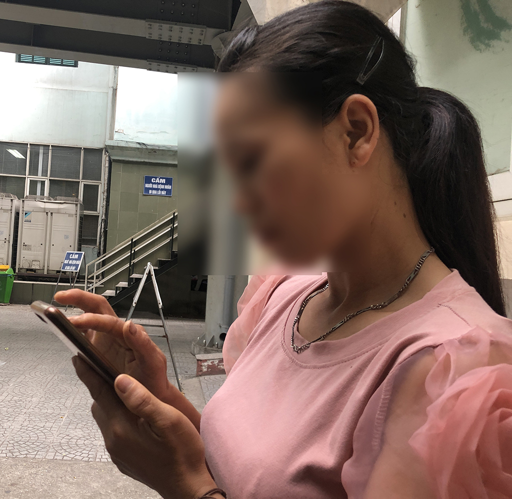 Chị Nguyễn Thị P. lo lắng chờ tin chồng bên ngoài phòng cấp cứu Ảnh: Trần Cường