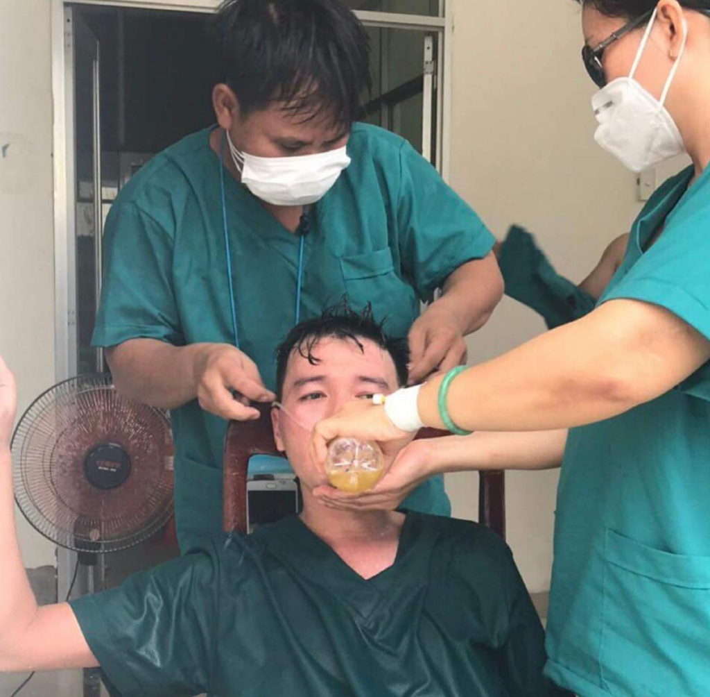  Sau 10 ngày căng mình chống dịch, một nhân viên Trung tâm cấp cứu 115 kiệt sức ẢNH: TT cấp cứu 115 Đà Nẵng