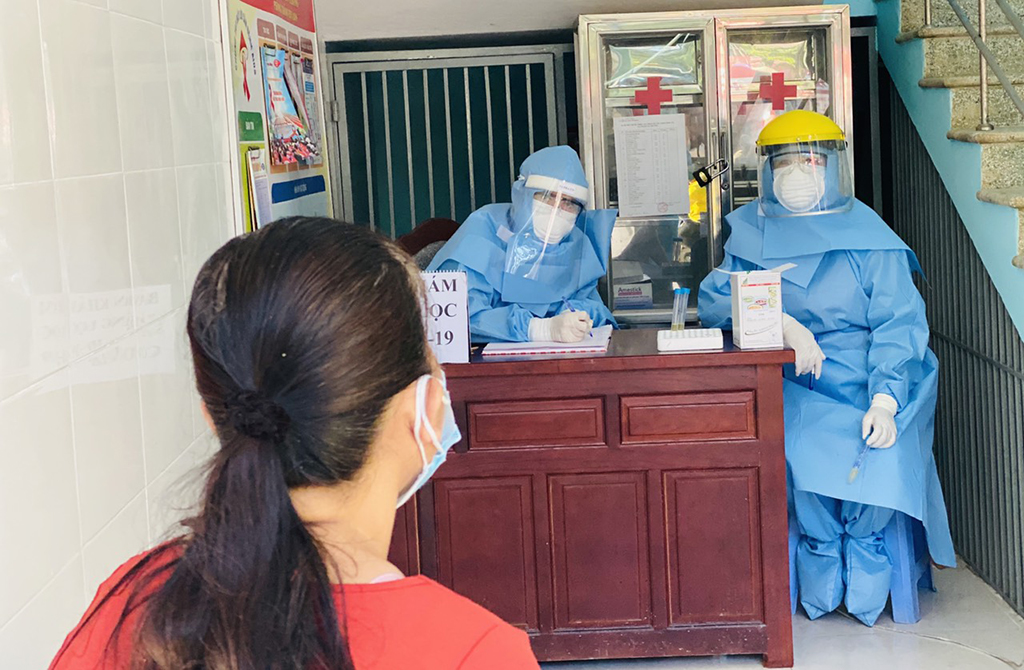 Các nữ nhân viên y tế dự phòng tại điểm xét nghiệm cộng đồng P.Hòa Thọ Đông, Q.Cẩm Lệ, TP.Đà Nẵng ẢNH: TRẦN PHƯƠNG