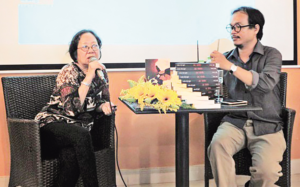 Nhà văn Trần Thị NgH (trái) trong một lần giao lưu ra mắt sách tại TP.HCM 
