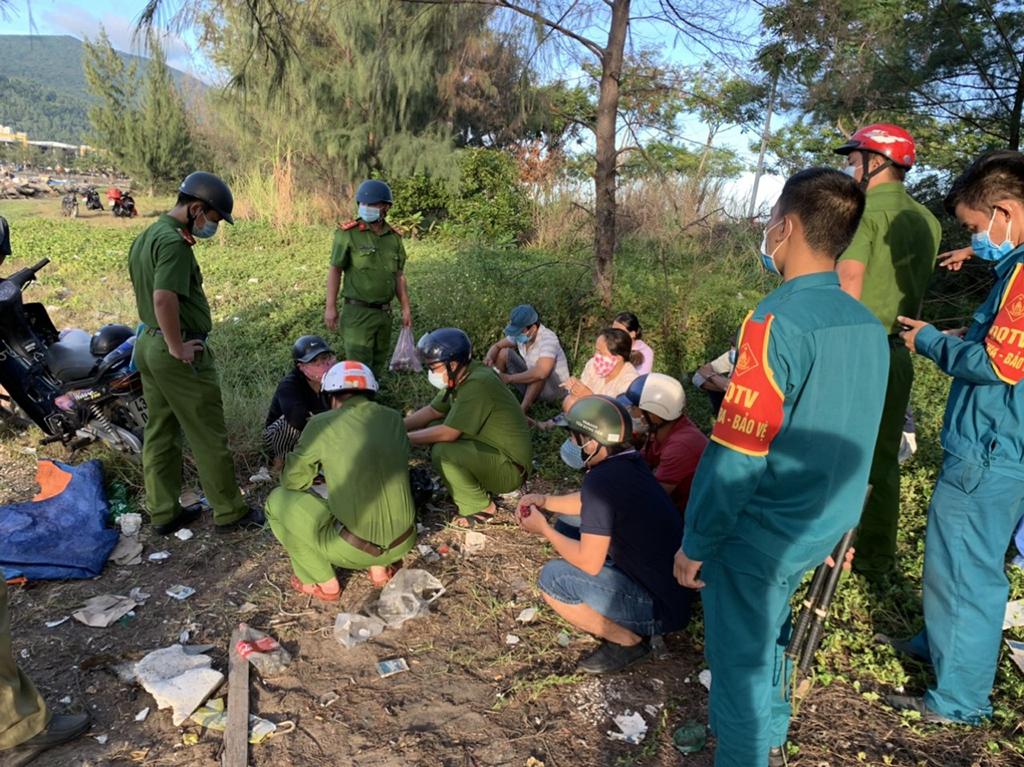 Biên phòng và Công an Q.Sơn Trà, TP.Đà Nẵng bắt nhóm đánh bạc bất chấp Covid-19 ẢNH: NGUYỄN TÚ