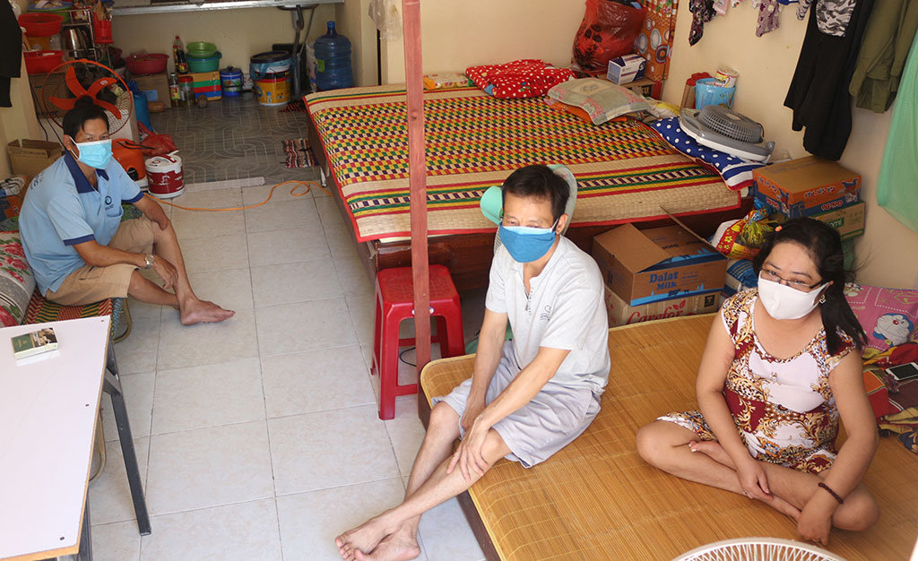 Người nhà và bệnh nhân bệnh thận tá túc chen chúc trong căn trọ chật hẹp  với bộn bề lo toan Ảnh: Hoàng Sơn