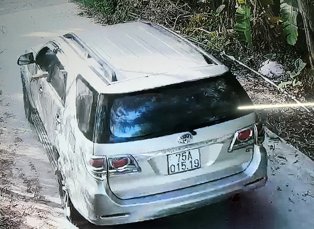 Hình ảnh trích xuất camera của công an cho thấy chiếc xe ô tô của Trương Thanh Minh chở người trốn dịch đã chạy vào đường liên thôn để né trạm kiểm soát dịch ẢNH: C.A CUNG CẤP