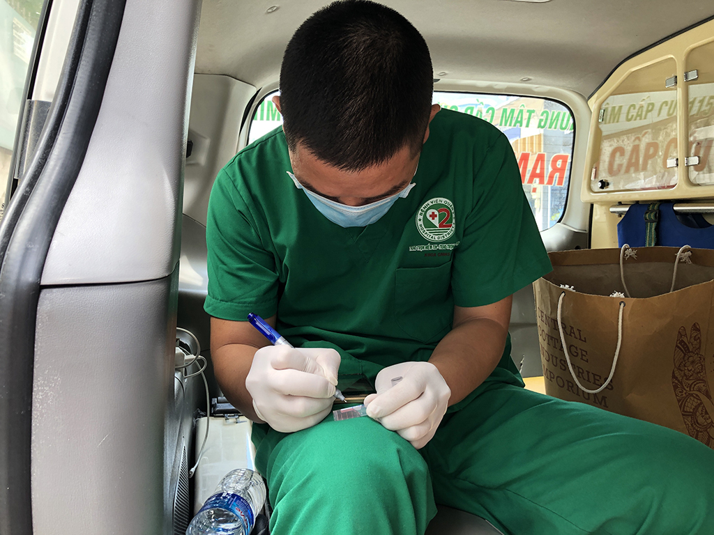 Kỹ thuật viên Nguyễn Xuân Thành chuẩn bị ống nghiệm trong lần đi lấy mẫu 