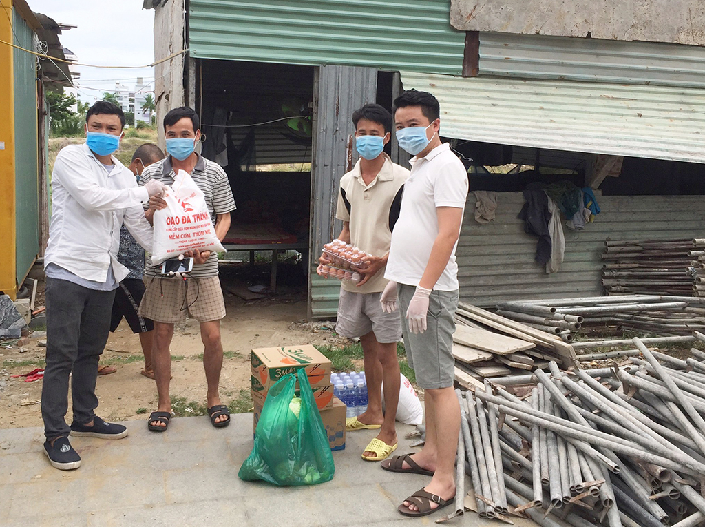 Các công nhân gặp khó khăn khi bị kẹt lại Đà Nẵng được các nhóm, hội đồng hương hỗ trợ thực phẩm Ảnh: S.X