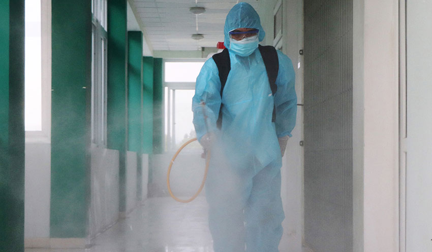 Kiểm soát khuẩn, tiêu độc khử trùng tại bệnh viện ẢNH: MẠNH CƯỜNG