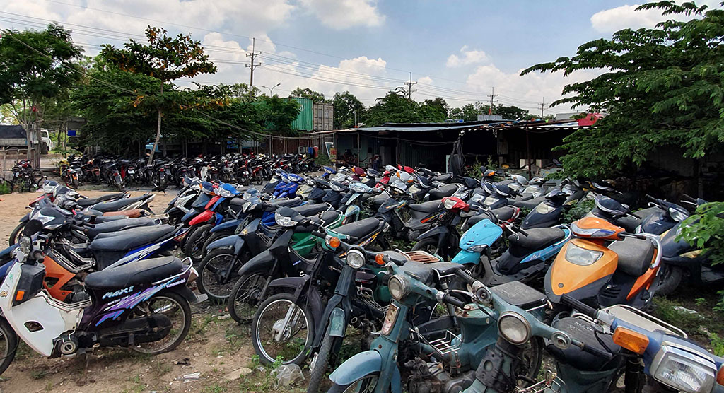 Bãi bán xe cũ thanh lý trên đường Nguyễn Văn Linh (H.Bình Chánh, TP.HCM) ẢNH: ĐỘC LẬP