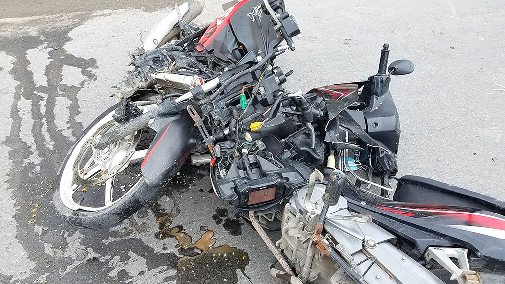  tai nạn làm nhiều bộ phận 2 xe máy bể nát, ảnh Trần Kha