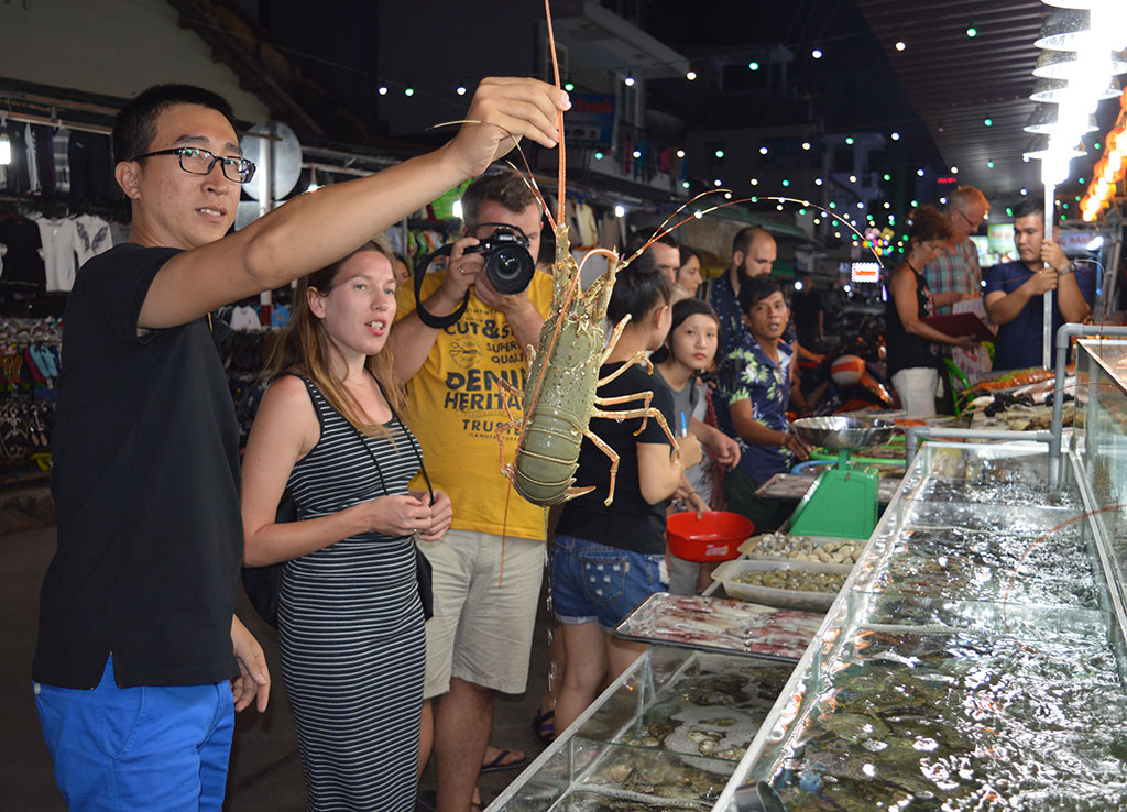 Du khách vui chơi ở chợ đêm Phú Quốc vào tháng 7.2020 ẢNH: HOÀNG TRUNG