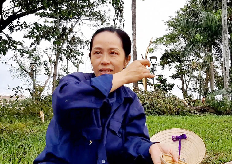 Nữ công nhân Phan Thị Bích Nhạn trong phút giải lao ở bờ bắc sông Hương
