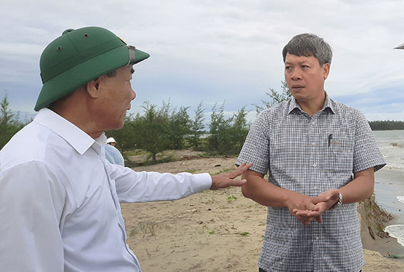 Ông Hồ Quang Bửu, Phó chủ tịch UBND tỉnh Quảng Nam, khảo sát khu vực sạt lở ẢNH: MẠNH CƯỜNG