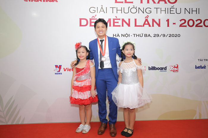 Nhạc sĩ Nguyễn Văn Chung chụp ảnh lưu niệm cùng các bé góp mặt trong tiết mục biểu diễn ca khúc do chính anh sáng tác tại lễ trao giải - Ảnh: NVCC