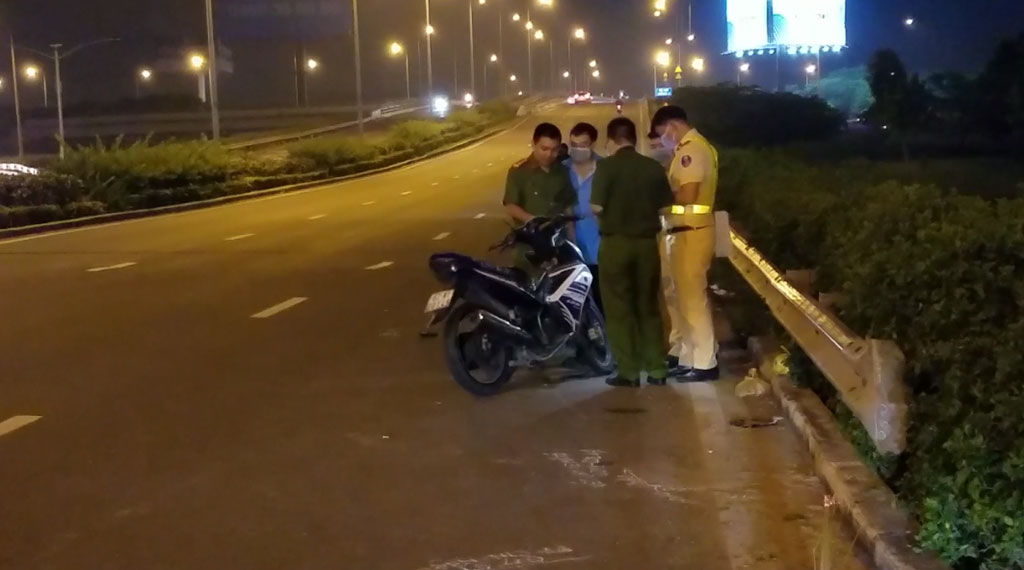 Cơ quan chức năng khám nghiệm xe máy nạn nhân, ảnh Trần Kha