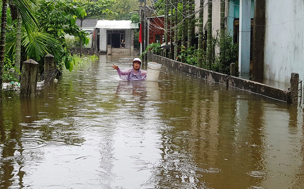 Người dân xã Hòa Liên (H.Hòa Vang, Đà Nẵng) khổ sở di chuyển do nước lũ dâng cao ẢNH: S.X