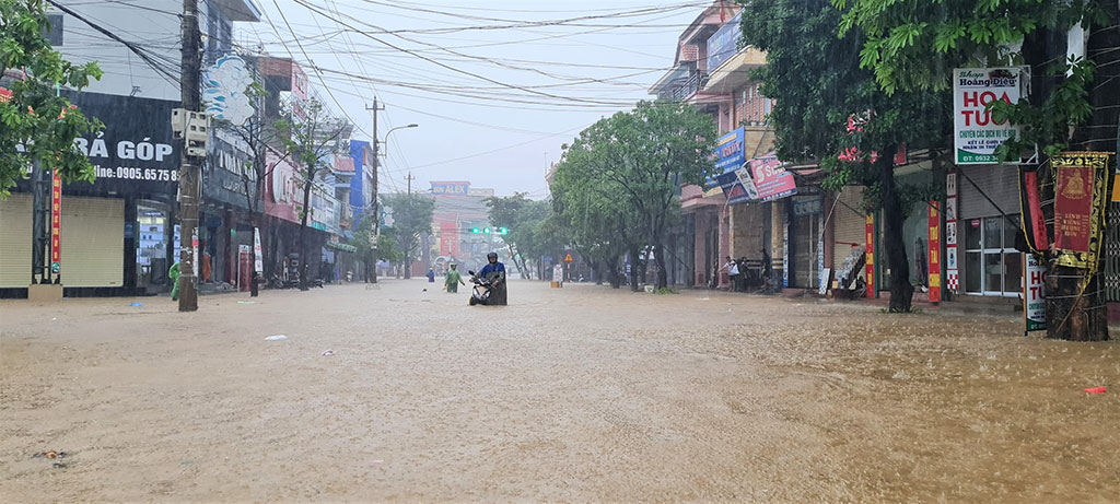 Nước lũ dâng ngập trung tâm TT.Kiến Giang, H.Lệ Thủy, Quảng Bình ẢNH: HUÊ MINH 