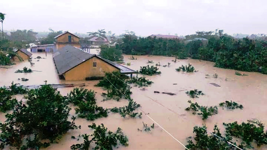 Trưa qua 10.10, lũ hạ lưu sông Bồ (Thừa Thiên-Huế) vượt đỉnh lũ lịch sử năm 1999, nhấn chìm nhiều vùng dân cư ẢNH: BÙI NGỌC LONG