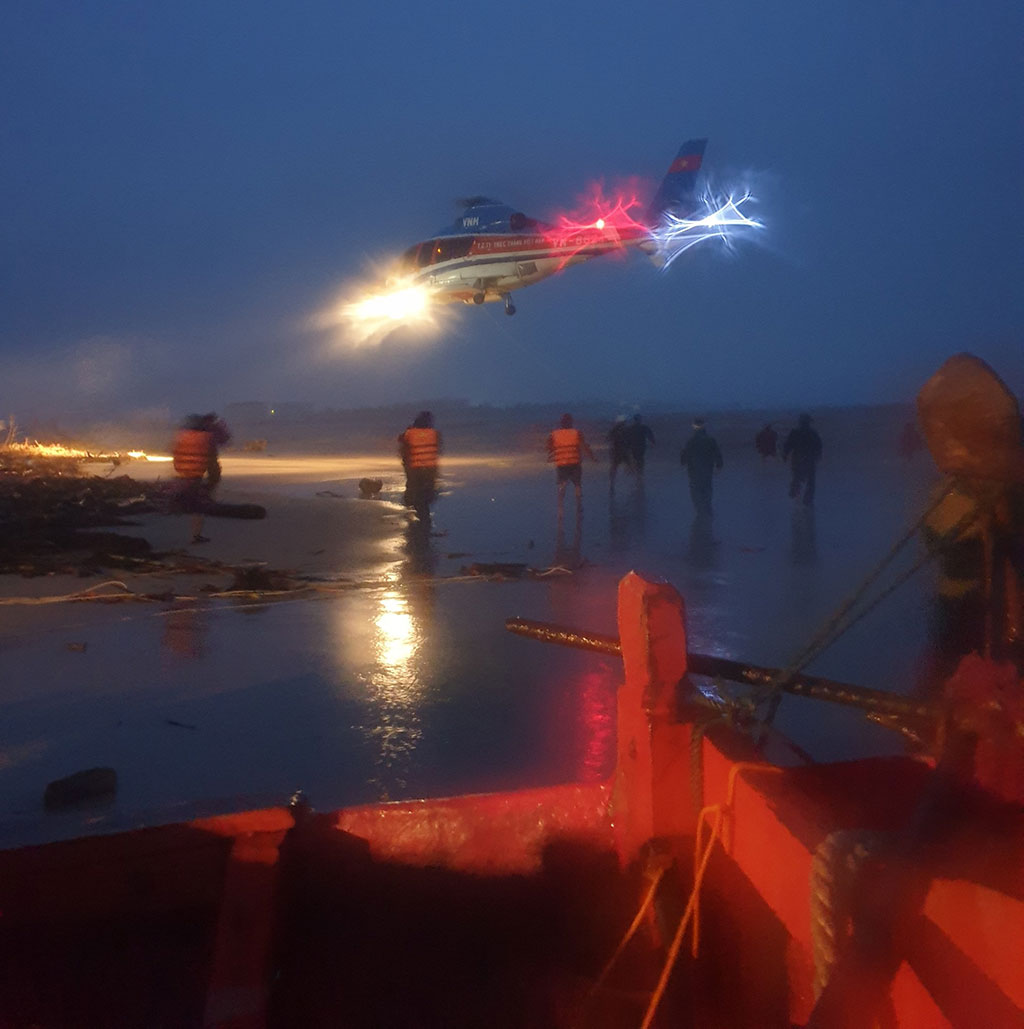 Trực thăng xuất hiện tại khu vực cứu nạn tàu Vietship 01 chiều 10.10