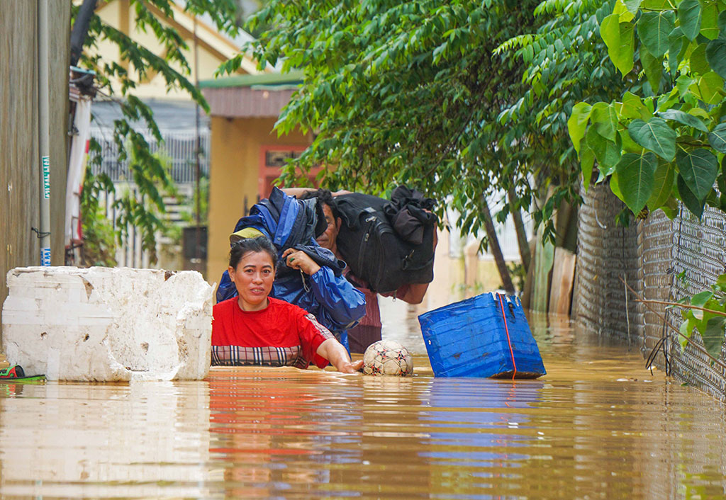 Nước ngập sâu tại TP.Đông Hà (Quảng Trị) khiến người dân phải sơ tán ảnh: HUY ĐẠT