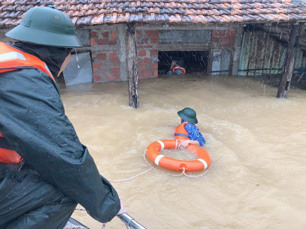 Cứu một gia đình ngập lụt ở thôn Thế Lộc, xã Tân Ninh, H.Quảng Ninh (Quảng Bình) ẢNH: TRƯƠNG QUANG NAM