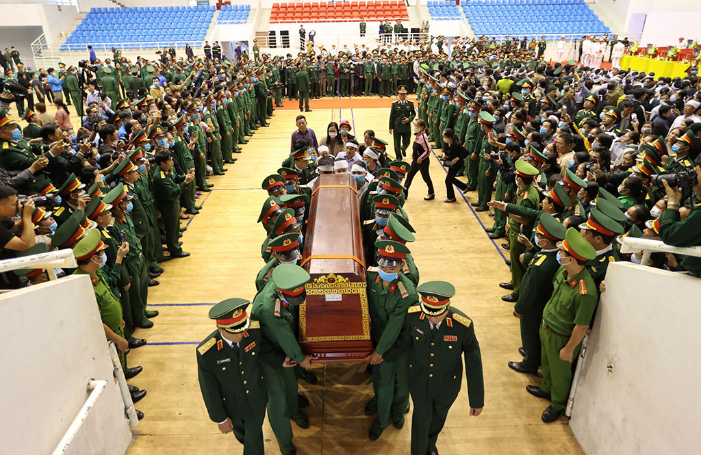 Ban lễ tang, các tiêu binh và thân nhân đưa liệt sĩ về quê nhà ẢNH: NGỌC DƯƠNG
