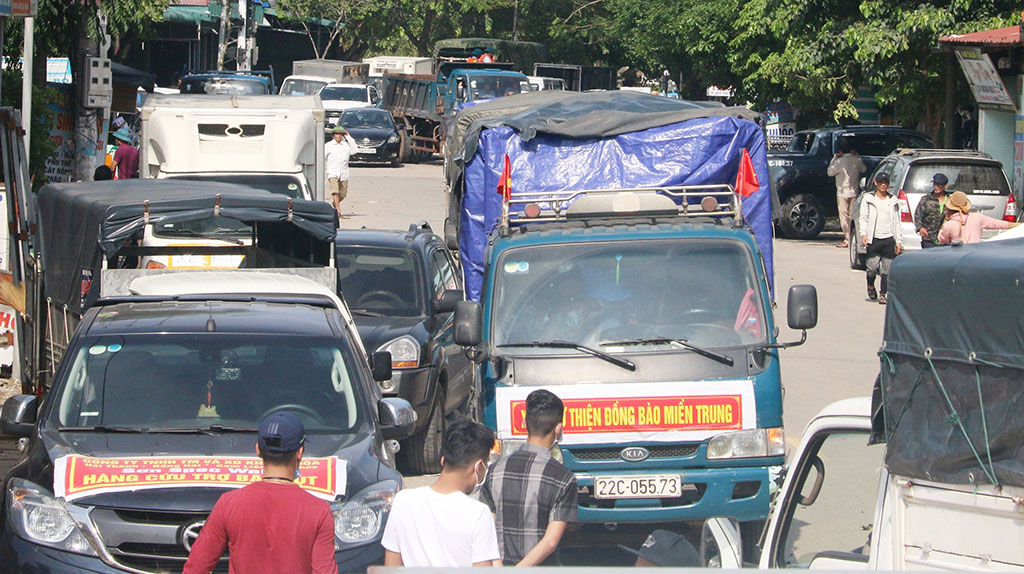 Các đoàn xe từ thiện liên tục ra vào H.Lệ Thủy (Quảng Bình) khiến giao thông ách tắc ẢNH: MẠNH CƯỜNG