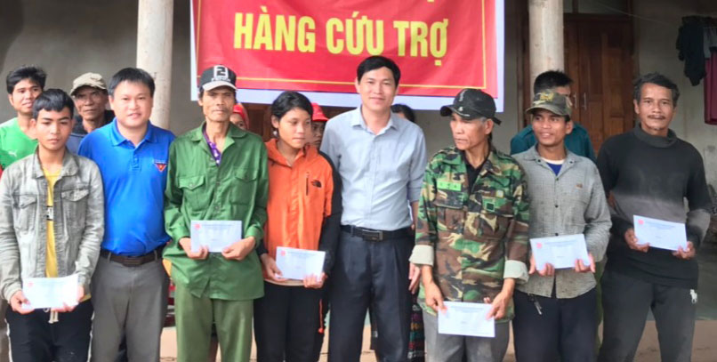 Ông Lê Văn Thắng trao quà cứu trợ cho bà con xã Pa Nang ẢNH: TRẦN THANH BÌNH 
