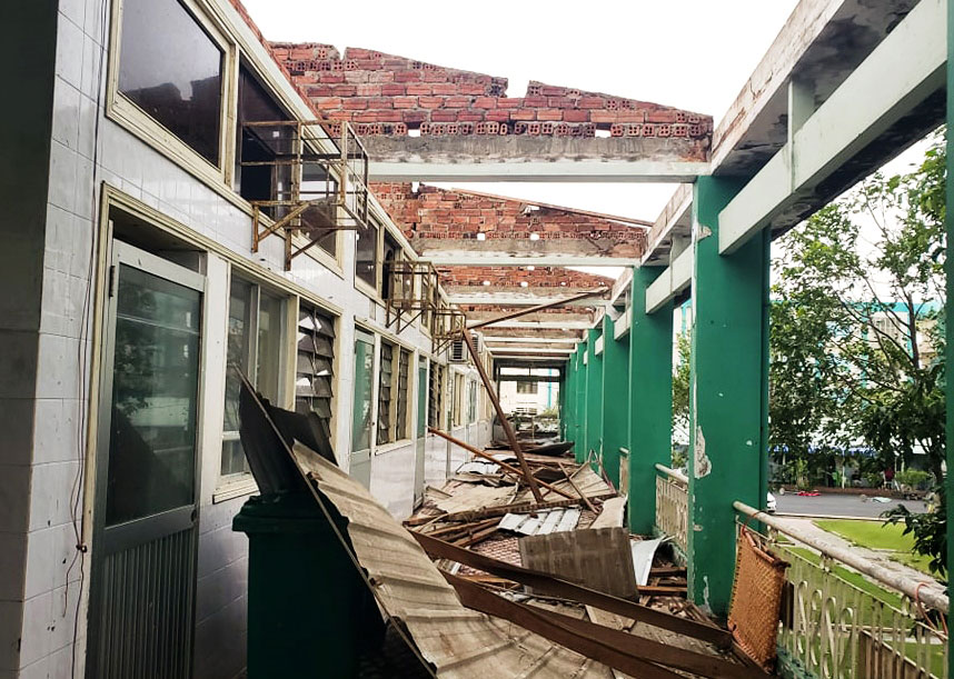 Mái tôn của Khoa Nội tiêu hóa (Bệnh viện đa khoa tỉnh Quảng Nam) bị tốc hoàn toàn ẢNH: MẠNH CƯỜNG