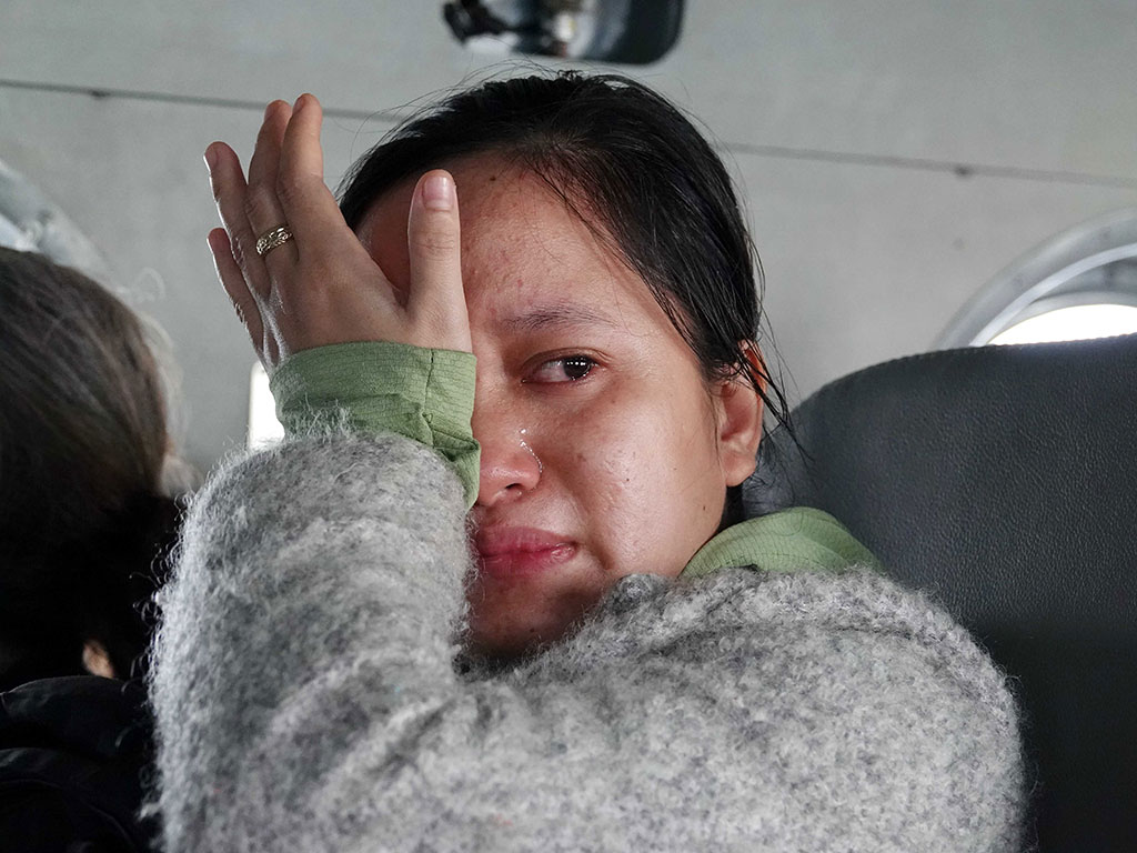 Chị Đinh Thị Tươi rơi nước mắt khi được trực thăng quân đội đưa về Đà Nẵng để sinh con ẢNH: ĐỘC LẬP