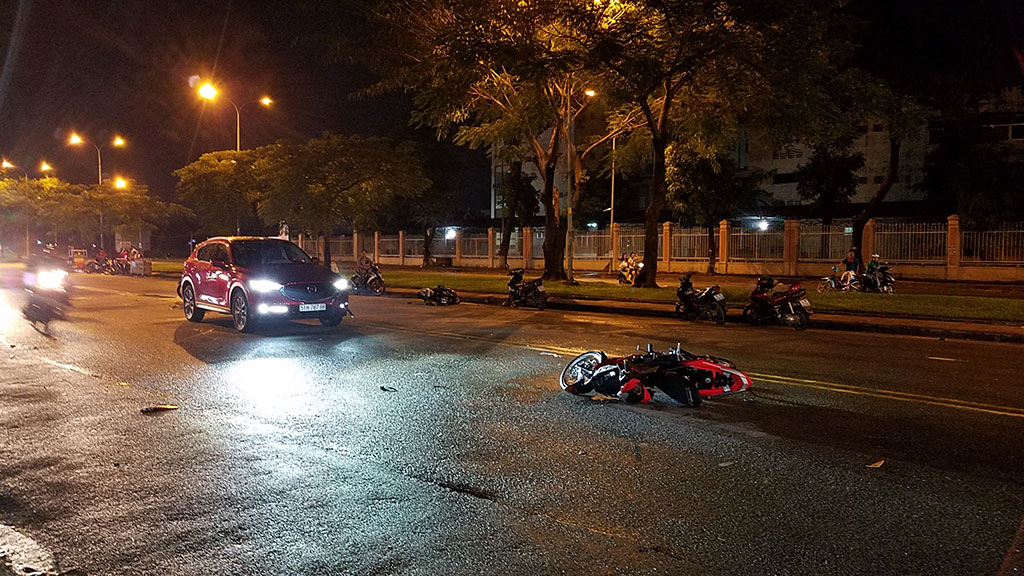 Ô tô lao vào hiện trường húc văng 1 xe máy ra xa Ảnh: Trần Kha