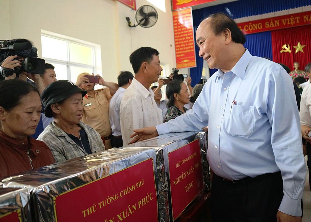 Thủ tướng Nguyễn Xuân Phúc thăm, động viên các gia đình bị sập nhà tại xã Tam Quang (H.Núi Thành, Quảng Nam) vào sáng 1.11 Ảnh: Hoàng Sơn