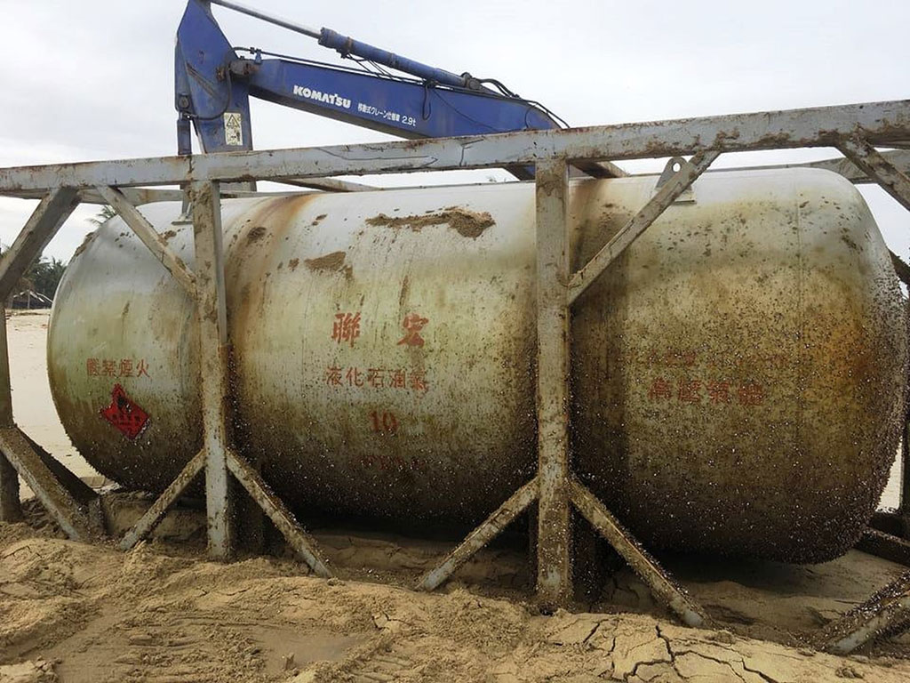 Bồn hóa chất in chữ Trung Quốc dạt vào bờ biển Quảng Nam ẢNH: NAM THỊNH
