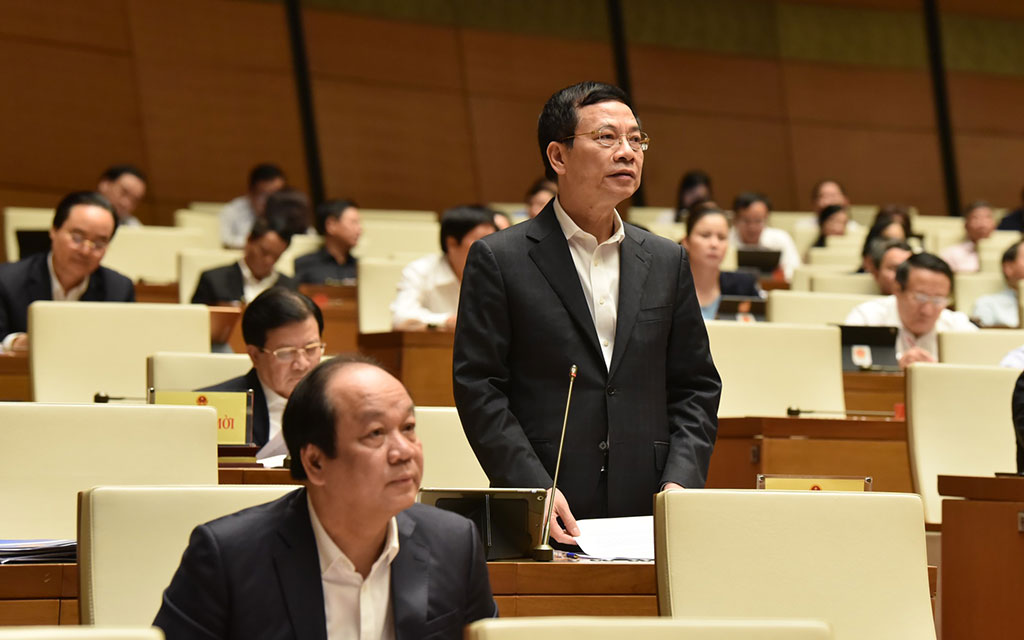 Bộ trưởng Bộ TT-TT Nguyễn Mạnh Hùng trả lời tại Quốc hội Ảnh: Gia Hân