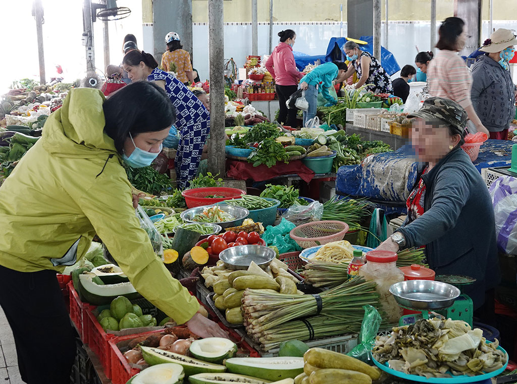 Người đi mua hàng đeo khẩu trang, còn một số tiểu thương thì lại “quên” ẢNH: AN DY 