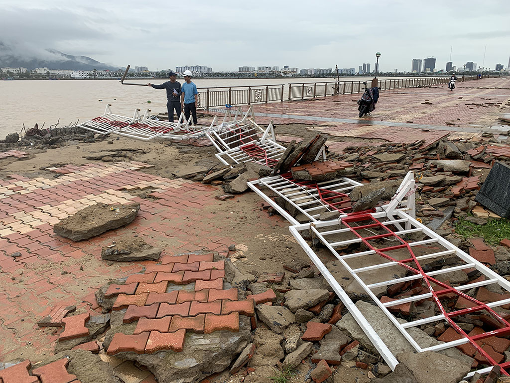 Bờ kè sông Hàn (TP.Đà Nẵng) bị sóng biển đánh vỡ ẢNH: NGUYỄN TÚ 