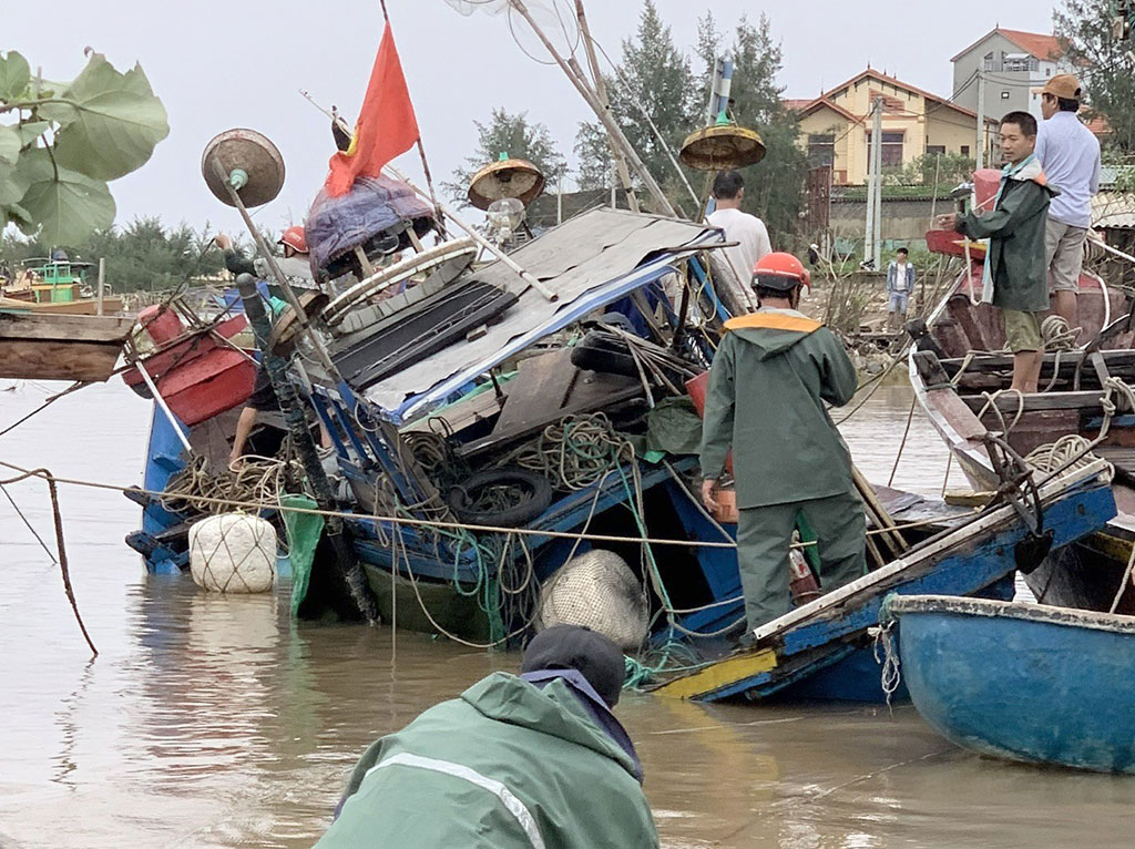 Một tàu cá ở H.Bố Trạch (Quảng Bình) bị chìm ẢNH: CTV 