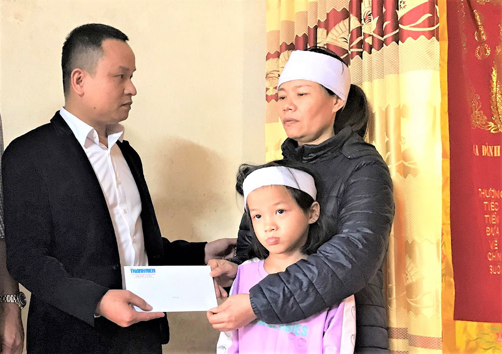 PV Thanh Niên thăm hỏi, động viên và trao 5 triệu đồng tiền bạn đọc hỗ trợ vợ con của ông Miên vượt qua khó khăn trước mắt Ảnh: H.M