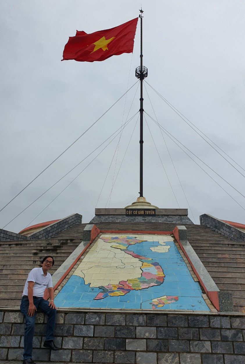 Tác giả bên cột cờ giới tuyến dòng sông Bến Hải