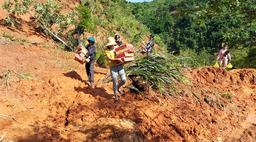 Đường bị sạt lở, giáo viên cắm bản Thượng Trạch (Quảng Bình) và người dân địa phương phải đi bộ xuyên rừng