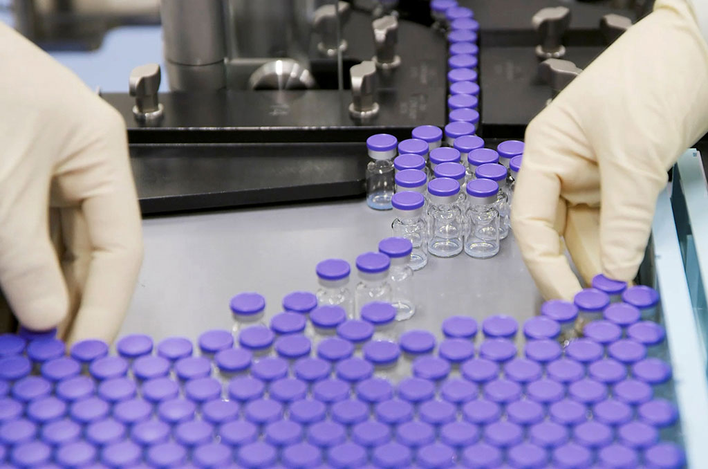 Sắp xếp lọ đựng vắc xin tại cơ sở của Pfizer ở Bỉ  Ảnh: Reuters