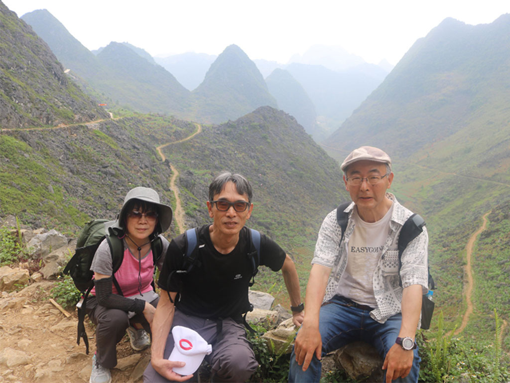 Ông Ogura và du khách người Nhật ở cao nguyên đá Đồng Văn (Hà Giang). ẢNH: NVCC