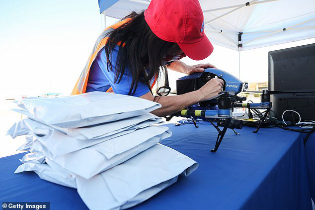 Nhân viên của DroneUp chuẩn bị drone cho chuyến bay thử nghiệm Ảnh: Getty Images
