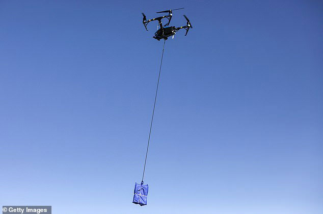 Drone thả hàng từ trên cao để tránh rủi ro Ảnh: Getty Images