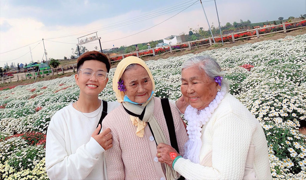 Dương Ân chụp hình cùng hai bà ngoại “xì tin” ảnh: NVCC