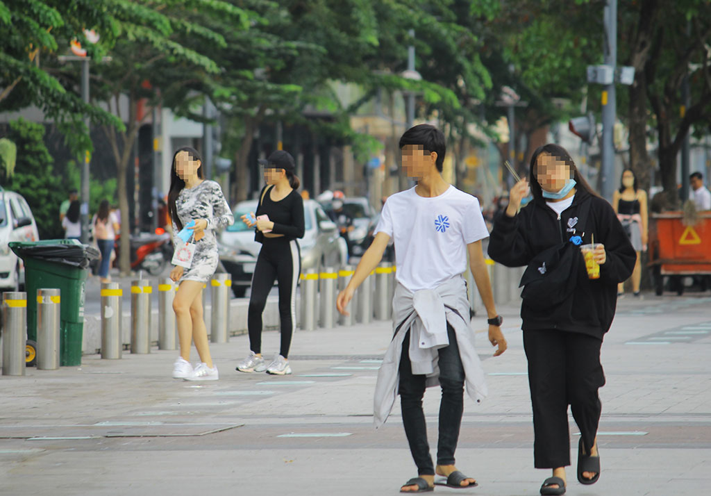 Nhiều người trẻ không đeo khẩu trang ở phố đi bộ Nguyễn Huệ (P.Bến Nghé, Q.1, TP.HCM) ẢNH: QUANG KHÁNH