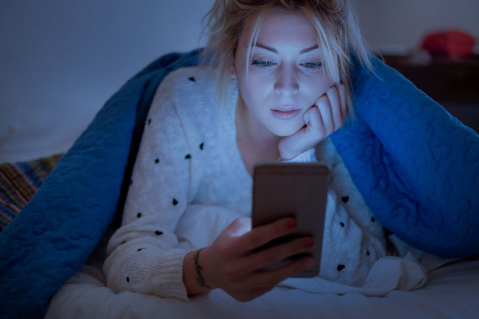 Tiếp xúc nhiều với ánh sáng xanh từ diện thoại, máy tính bảng hay máy tính vào đêm khuya có thể gây khó ngủ Shutterstock