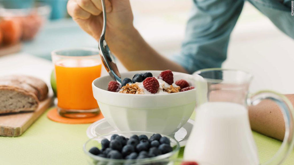  Kiểm tra lượng đường trong máu đầu tiên vào buổi sáng nên là ưu tiên hàng đầu đối với người sống chung với bệnh tiểu đường Shutterstock