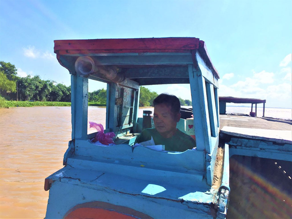 Ông Phương với hơn nửa đời người gắn bó với những chuyến đò dọc, đưa khách từ trung tâm thàng phố đi về khắp miệt đồng bằng-Ảnh: Thanh Nhã