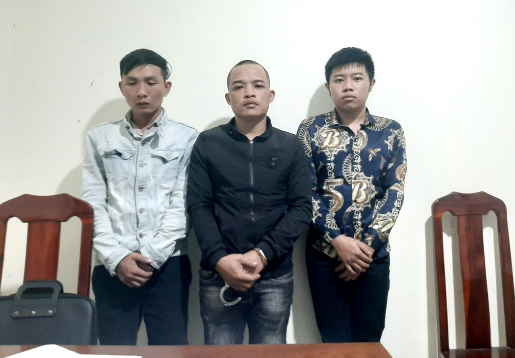  3 đối tượng bị công an H.Bảo Lâm (Lâm Đồng) bắt giữ khi đang giao dịch mua bán ma túy Ảnh: Trùng Dương
